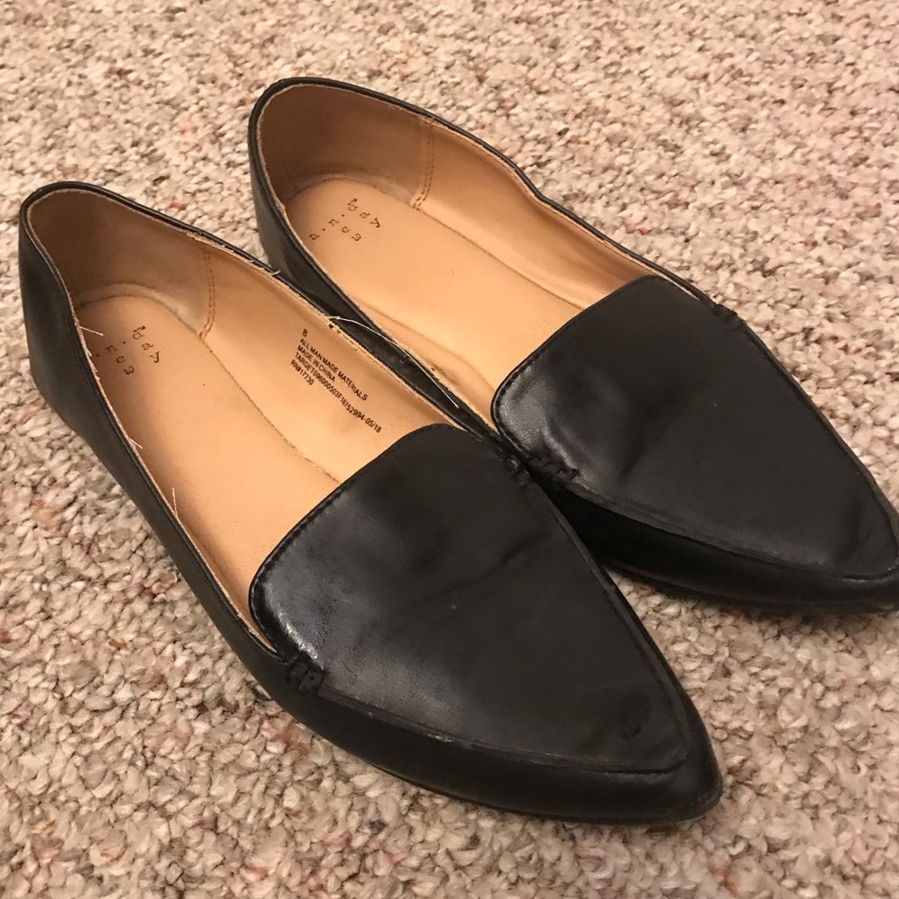 Cute black flats!